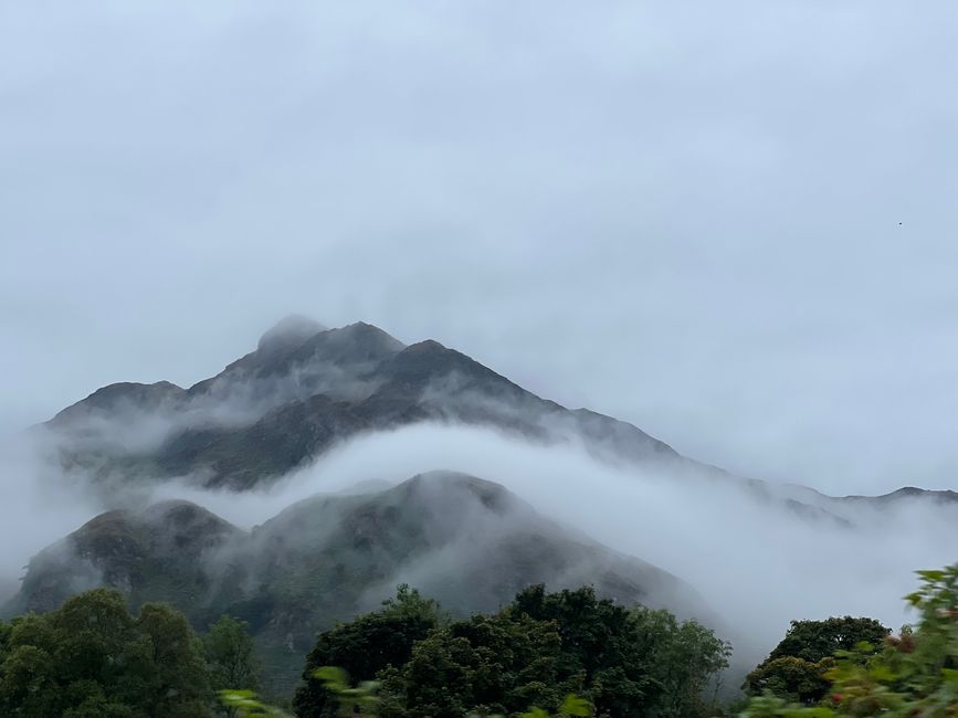 Las gotas de lluvia siguen cayendo sobre mi cabeza....