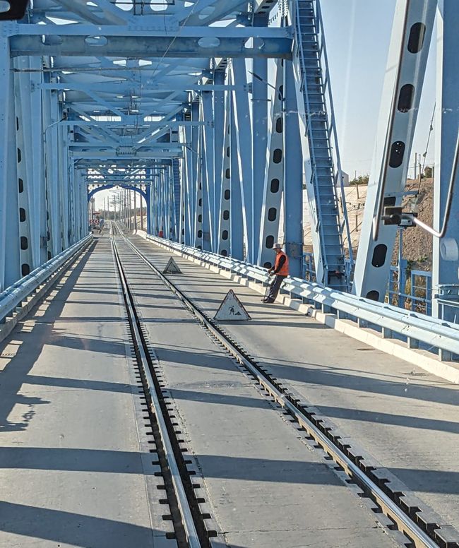 Die Autos nutzen die Eisenbahnbrücke