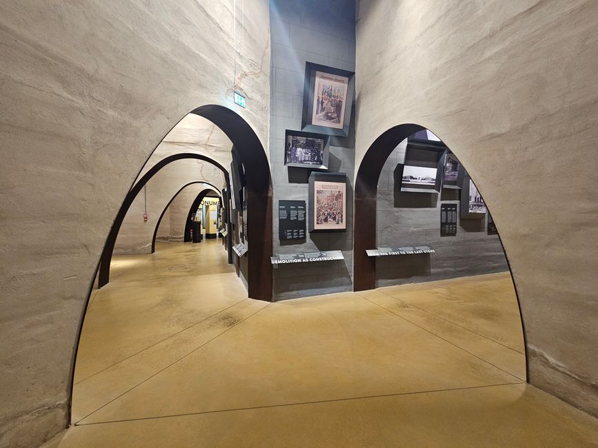 Ausstellung unter dem Siegesdenkmal 