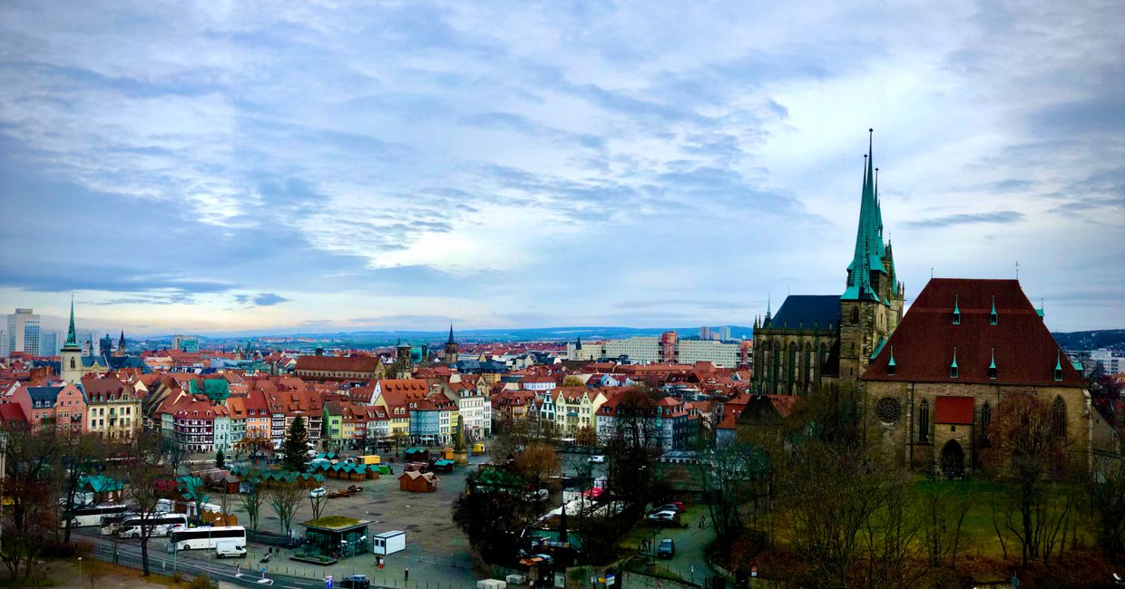 Der Petersberg und der Domplatz gibt dem Erfurter Dom und der Severikirche den nötigen Raum. 