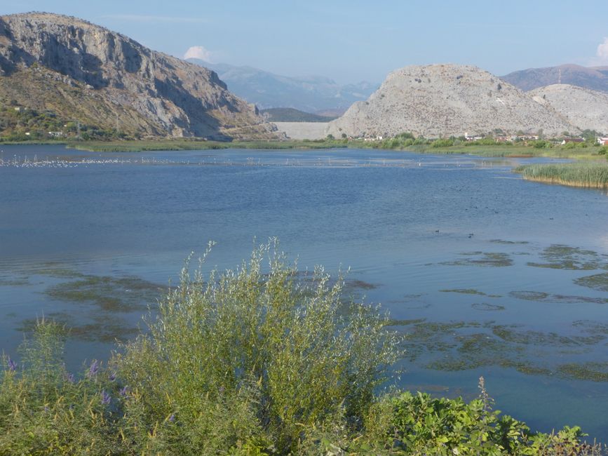 Eine der Staumaueren des Flusses Drini