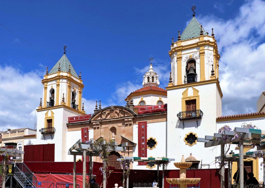 Iglesia del Socorro mitsamt den Aufbauten für die Prozessionen der Semana Santa.