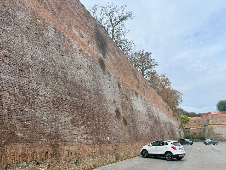 Sienas Stadtmauern sind riesig und bestehen aus Millionen der typischen roten Ziegelsteine.