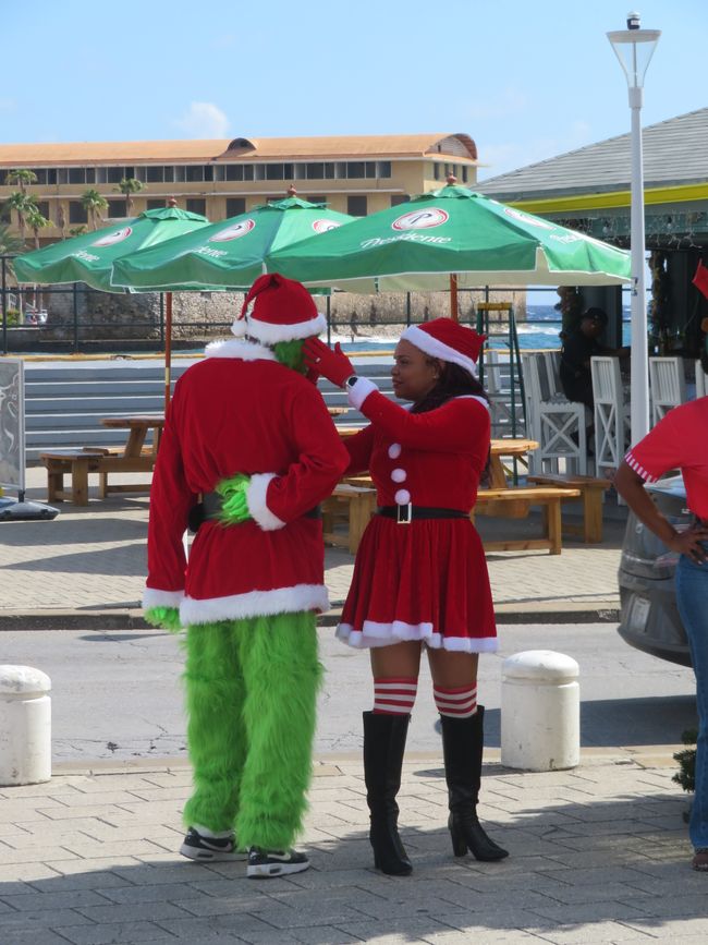 Grinch et l'elfe de Noël discutent