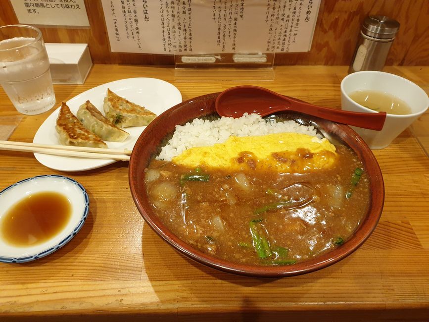 Leckeres Rairai-Curry mit Gyoza und natürlich etwas Suppe