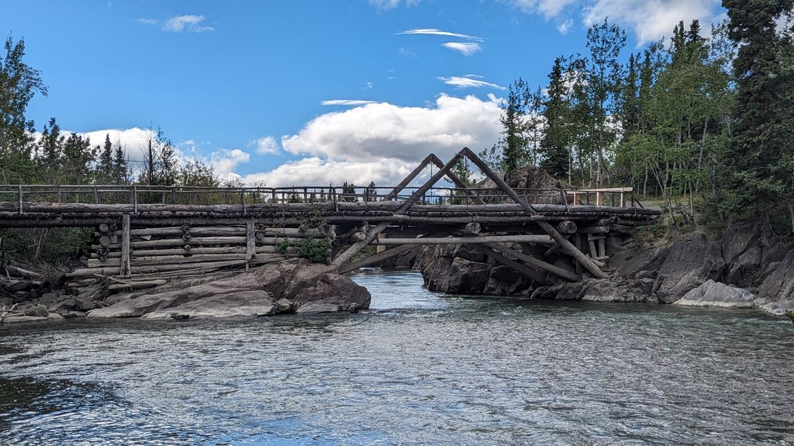 Tag 28: Kathleen Lake - Whitehorse: And Zack - there's the flat tire!