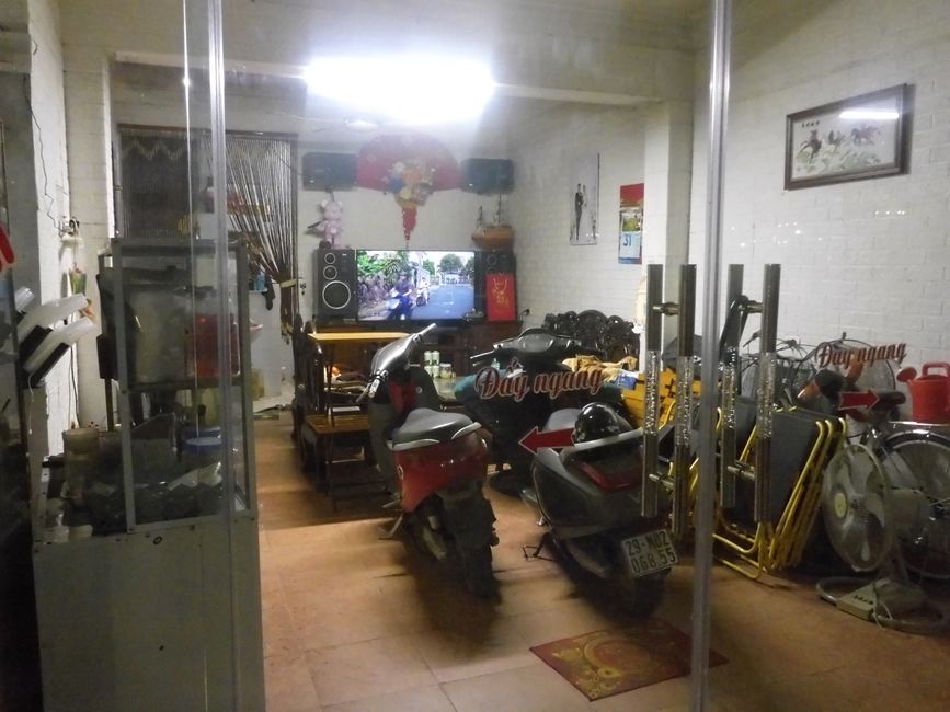 Salle de vente, garage et salon à la fois