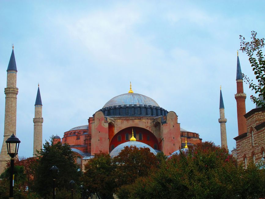 Die Kuppel der Hagia Sophia hat 40 Fenster.