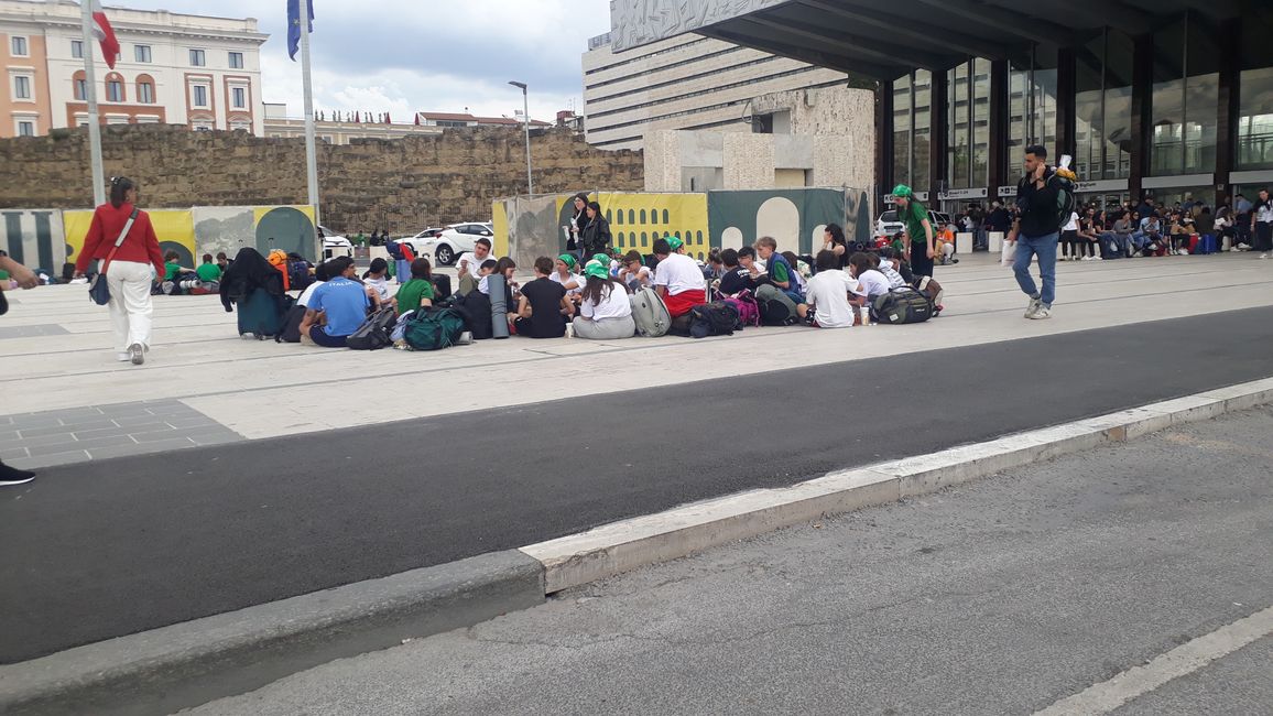 So sah es heute in Rom vir dem Bahnhof aus: schon ein wenig ruhiger, aber immer noch sehr viele Menschen, vor allem junge. Trotz Gedränge ist im Bahnhif eine sehr gute und gelassene Stimmung.