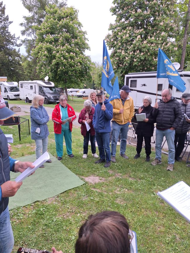 Ein neuer Camper wird beklebt