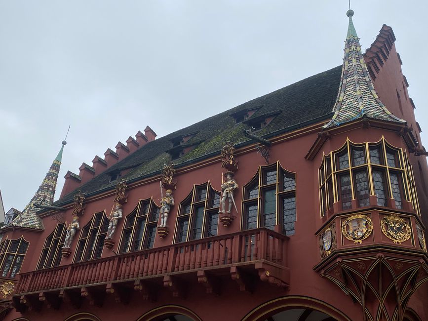 Vier Figuren scheinen das Haus zu bewachen