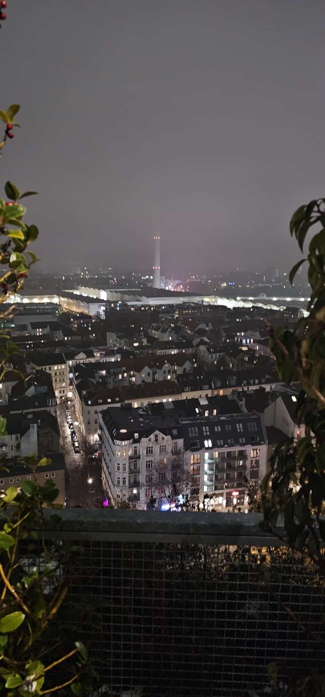 Hamburg St Pauli - une expérience ! Au musical , Tarzan', je n'ai pas pu entrer. Mais à l'hôtel, Der Bunker', juste à côté du stade de St. Pauli, c'était vraiment quelque chose de spécial ! La promenade au bord de l'Aussenalster a ensuite été😆😉😊
