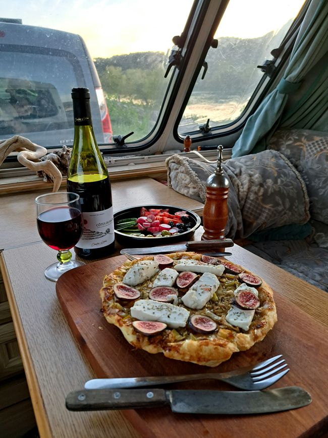 Tarte tatin aus hauchzartem, doppelt gebutterten Blätterteig mit einer Füllung von Porree, ausgebacken in feinster gebräunter bretonischer Butter und einem Teelöffel aromatischen provenzalischen Blütenhonig, gekrönt von einer Decke aus melkfrischem Ziegenfrischkäse und exquisiten Scheibchen von fix vom Baum gemopster Feige