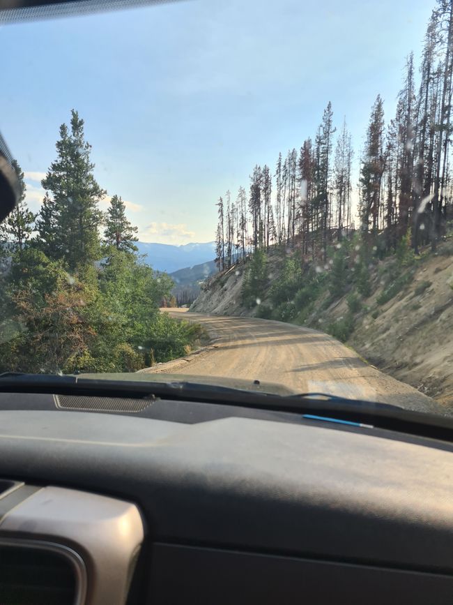 Gravel road and finally more mountains 