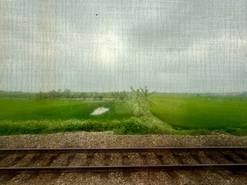 Landschaft durch schmutziges Zugfenster
