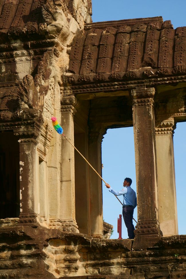 Auch eine 1.000 Jahre alte Tempelanlage will geputzt sein
