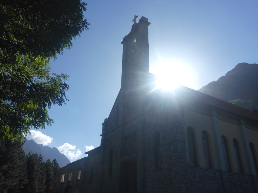 Frühstückspause im Schatten der Kirche 