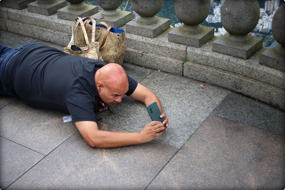 Man(n) gibt alles um den Erlöser zu fotografieren.