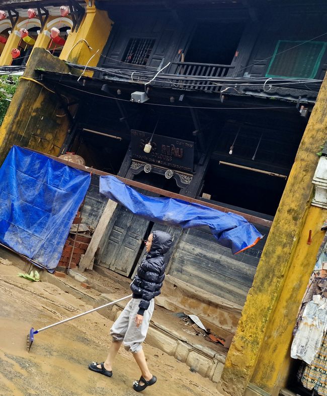 Vorüber die Flut.
Wer sah es wohl, du selig Land, 
wie dich die Welle überwand.