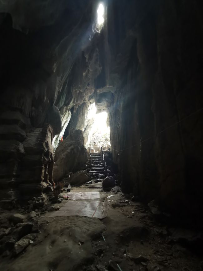 ... und Blick aus der Höhle ins Licht ...