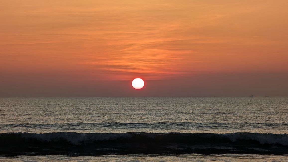 Pools und Strandliegen