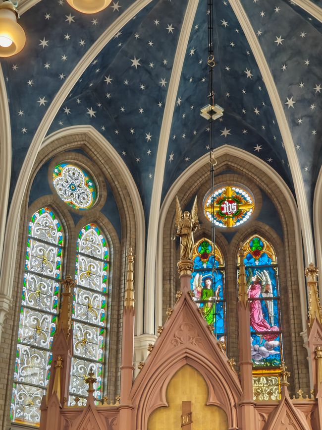 Die lokale Kirche mit Himmelszelt