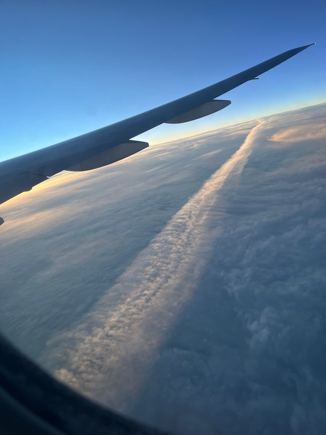 Eine Fahrbahn über der Wolken