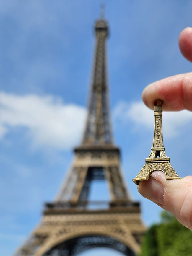 Torre Eiffel in grande e piccolo