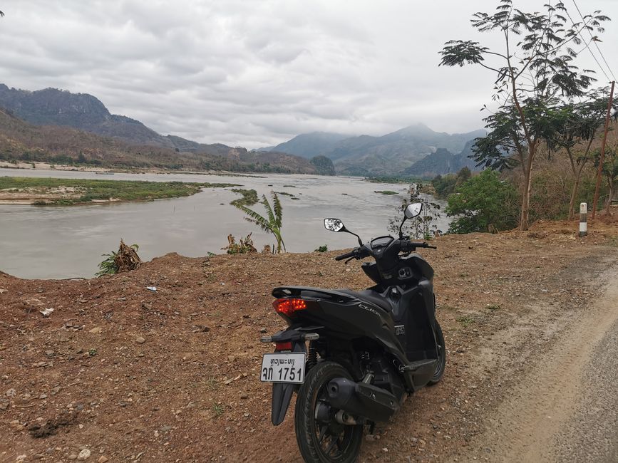 Vista de mi vehículo y el Mekong cerca de las Cuevas Pak Ou ...