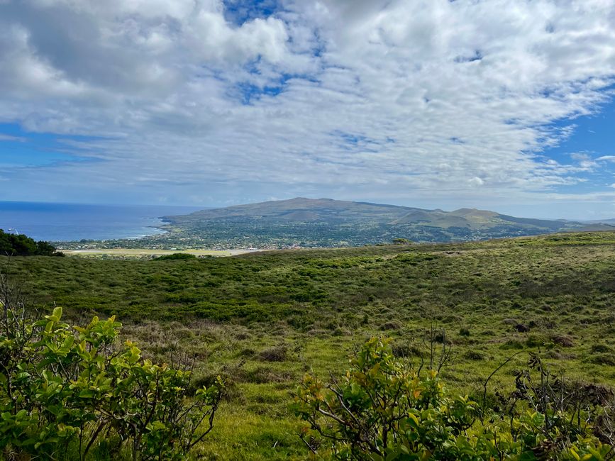 Vista da Rauno Kau verso est. Sotto la località Hanga Roa