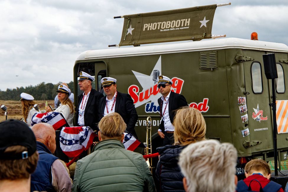 Flugzeuge und Fallschirmspringer