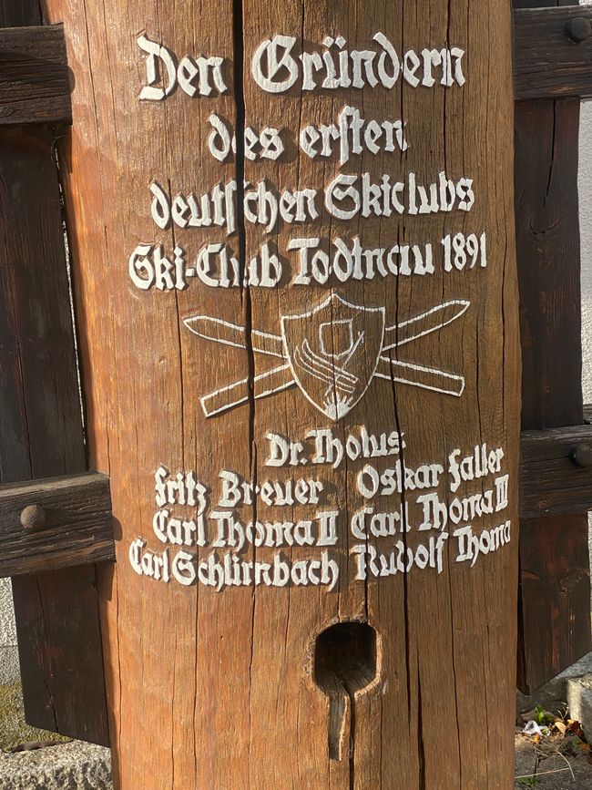Diese Säule erinnert an Dr. Tholus, den Gründer des 1. Skiclubs in Deutschland
