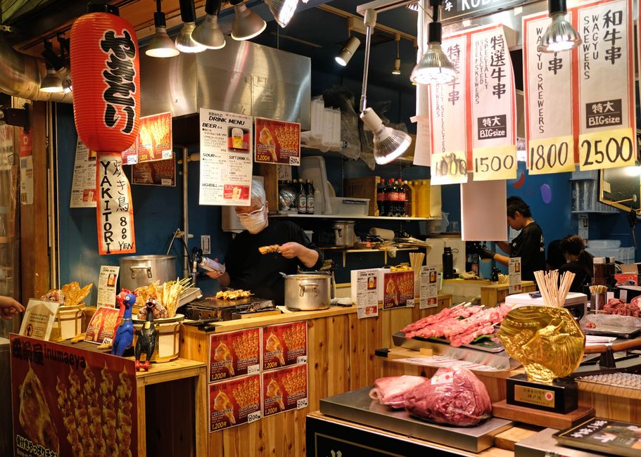 Ebenfalls sehr lecker und in ganz Japan erhältlich sind Fleisch-Spiessli (Yakitori).