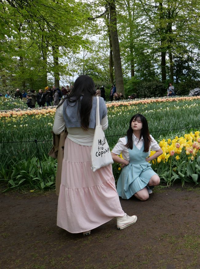 Besucher aus aller Welt posieren vor den Blumen 