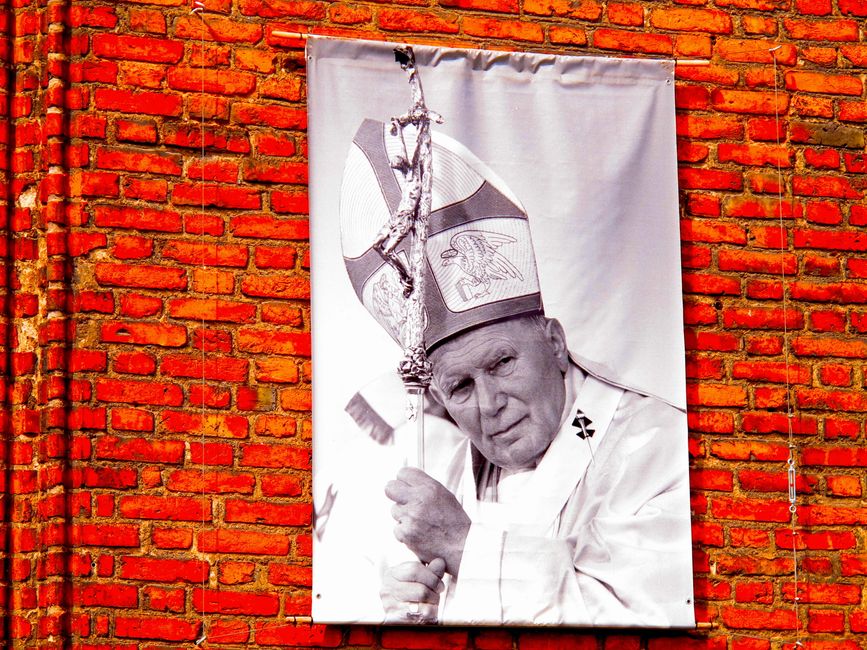 Giovanni Paolo II è stato canonizzato da Papa Francesco nel 2014 (anno in cui si è svolto questo viaggio). Giovanni Paolo è morto nel 2005.
