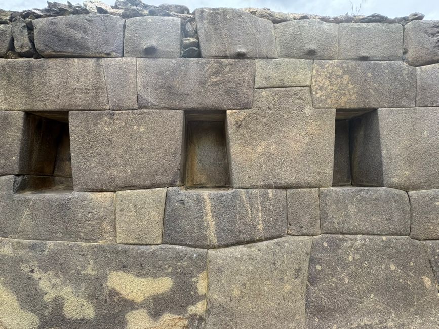 Monolithenmauer im Sonnentempel - man beachte wie die Steine aufeinander angepasst sind