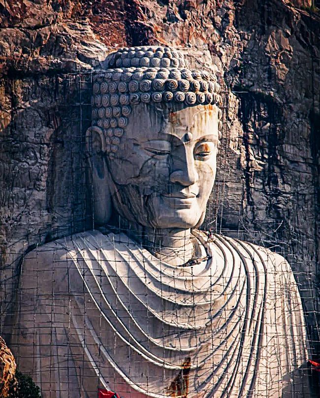 Buddha-Statue aus dem Fels gemeisselt