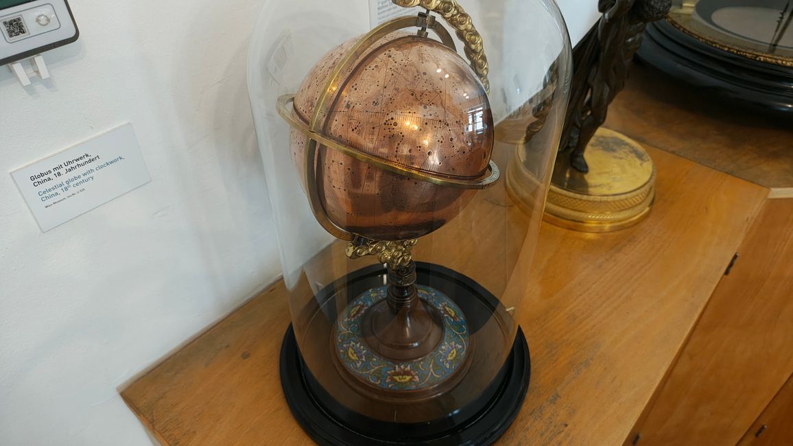 Chinesischer Globus mit Uhrwerk
