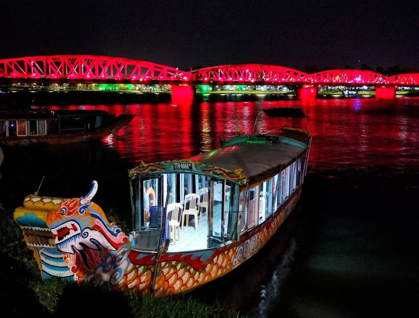 Neonbrücke in Hue