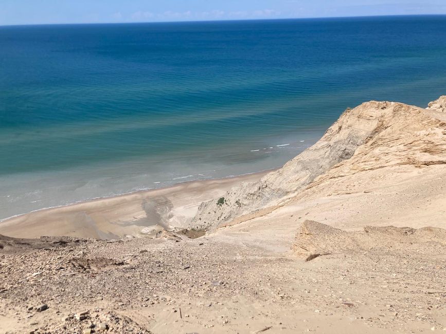 Blick vom Leuchtturm zur Küste hinunter