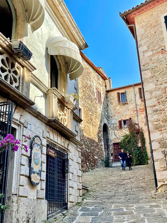 Un va-et-vient dans les ruelles de la ville.