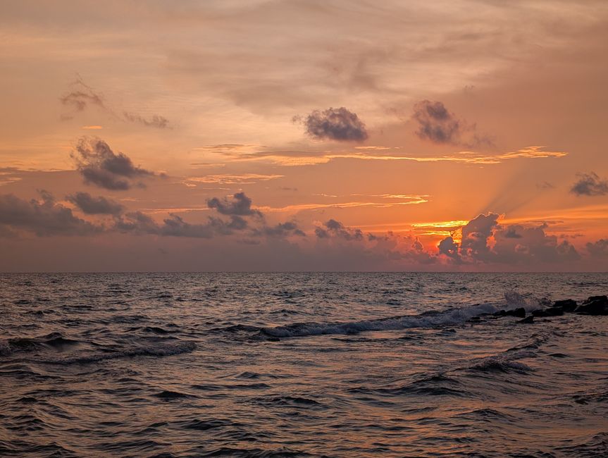 Eine ausgestreckte Hand am Fensterbrett