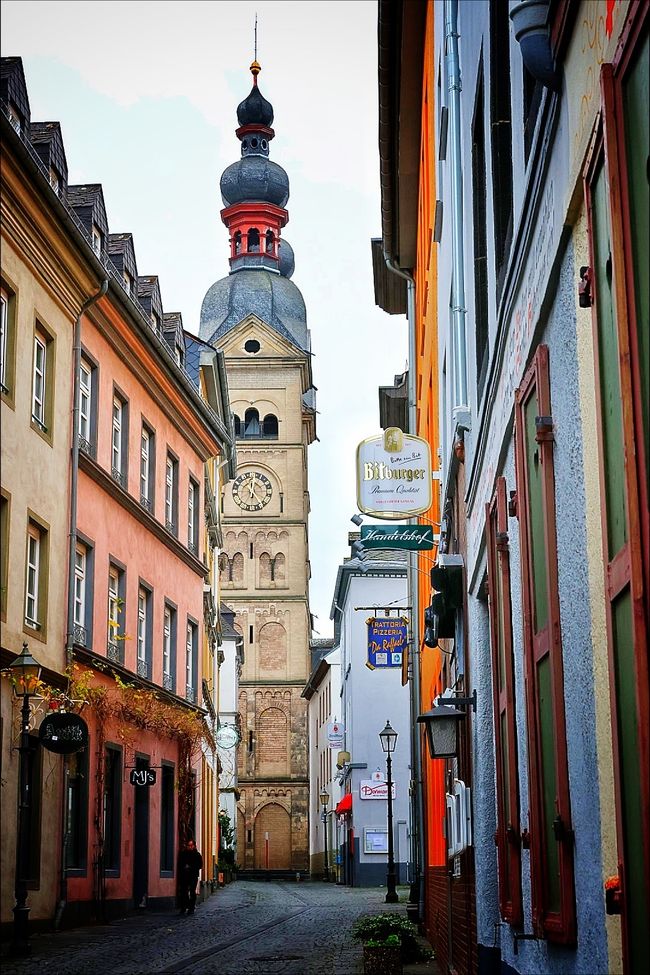 Die Liebfrauenkirche, ihre Anfänge reichen bis ins 5. Jahrhundert. Im zweiten Weltkrieg zerstört wurde Sie 1955 wiederhergestellt. Die Zwiebeltürme prägen die Silhouette Koblenz.