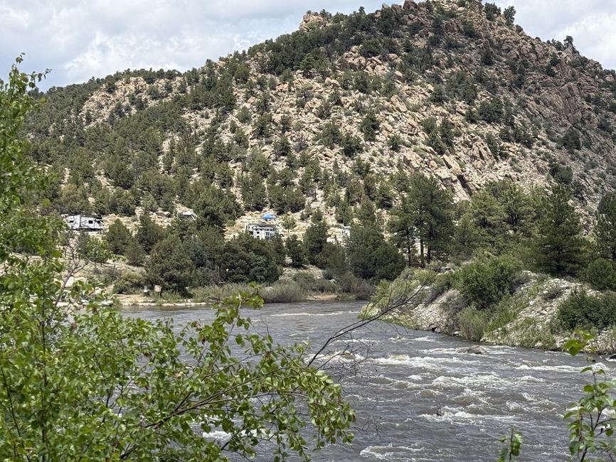 Arkansas River mit Campground links hinten