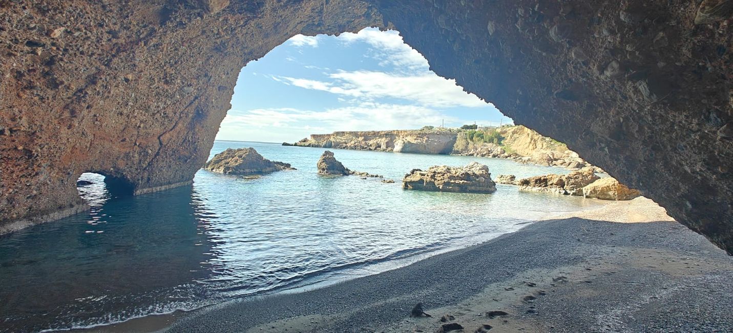 Höhle am Staousa Beach