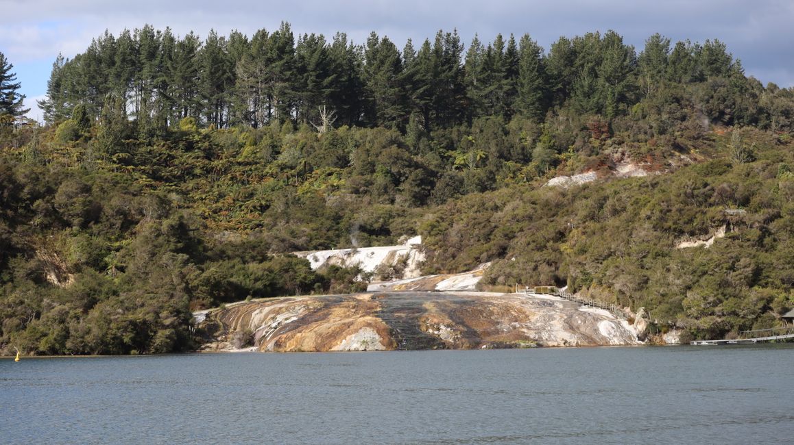 Orakei Korako, der Ausläufer endet im See
