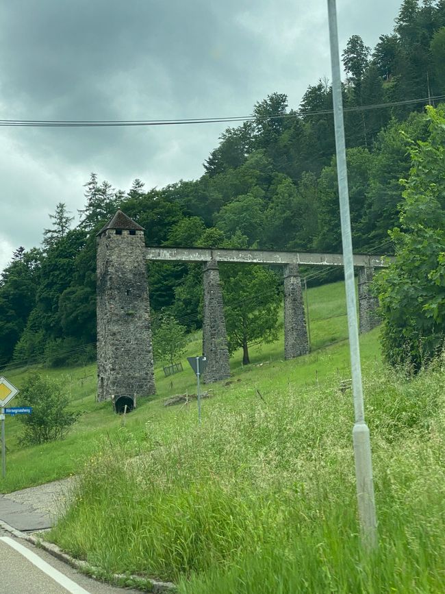 Auf dem Weg ein altes Bauwerk- Viadukt?
