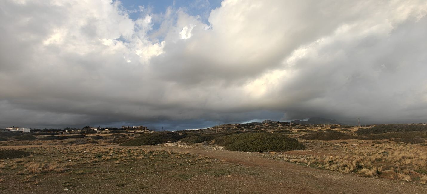 Al este de Ierapetra en un acantilado