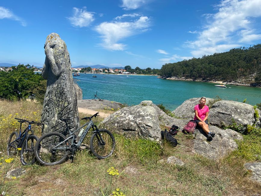 In many places, there are also round-smoothed rocks by the water, for example, in Sardinia