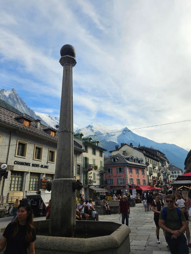 Der Dorfplatz in Chamonix mit Mont-Blanc-Blick